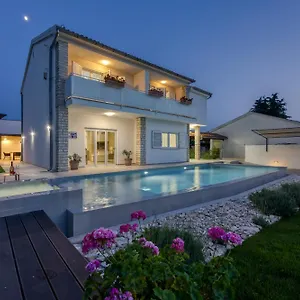 Villa A Touch Of Luxury And Comfort - Irena