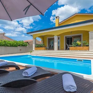  Villa Mala