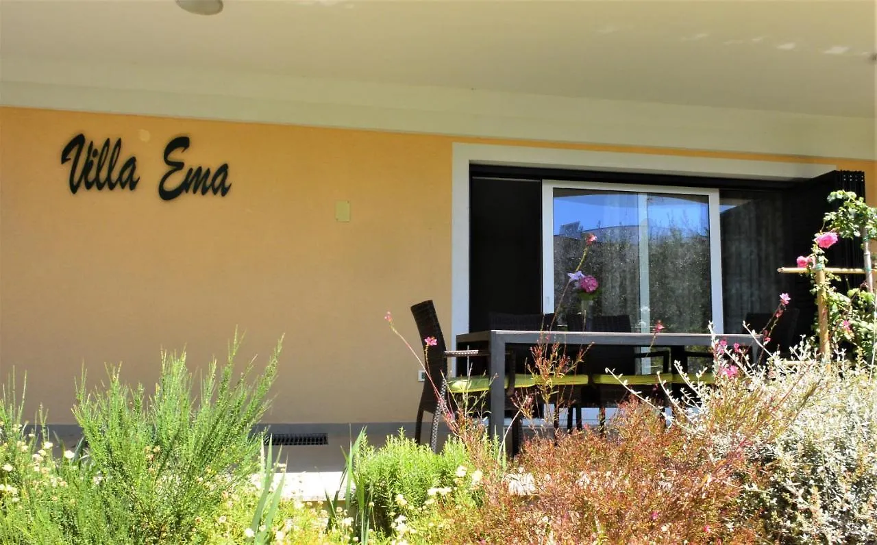 Villa Ema ロヴィニ アパート